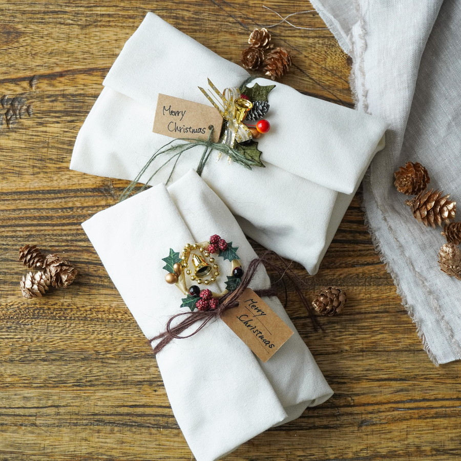 ラッピングクロスで包む　シュトーレンラッピング