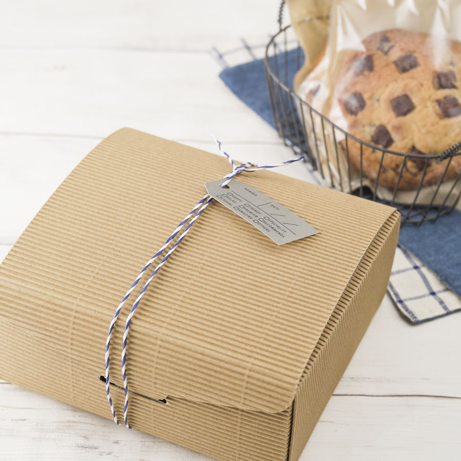 ナチュラルな風合いの箱を使ったクッキーラッピング