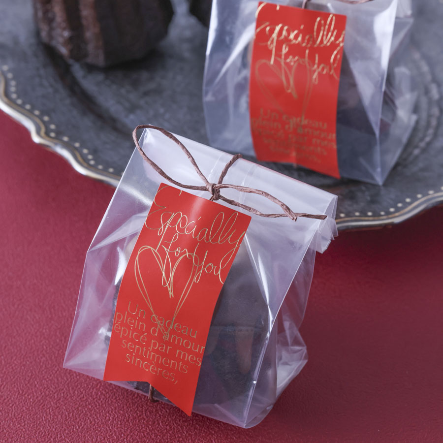 華やかなギフトシールを使ったチョコカヌレのラッピング