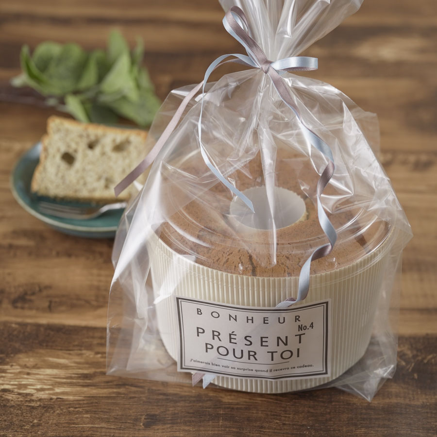 専用の袋を使ったホールシフォンケーキのラッピング