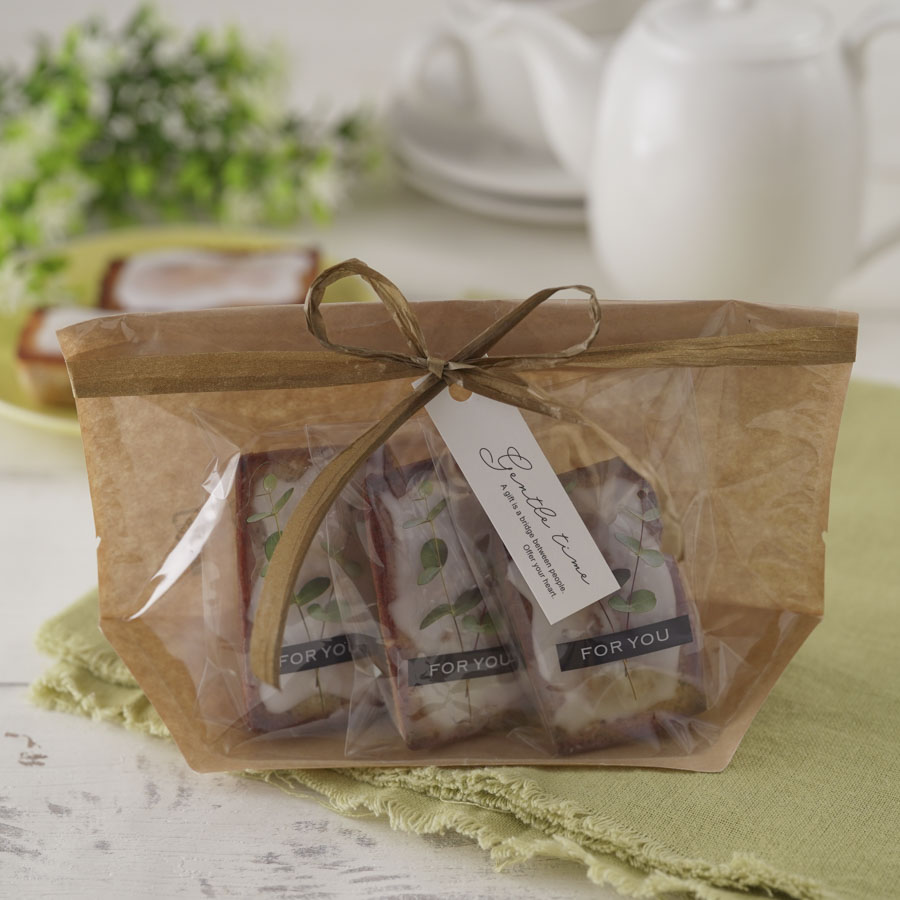 表が透明なクラフト袋を使ったフィナンシェの詰め合わせ