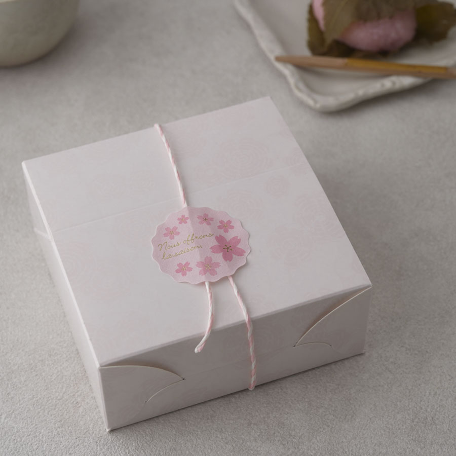 和菓子のサービス箱を使った桜餅ラッピング
