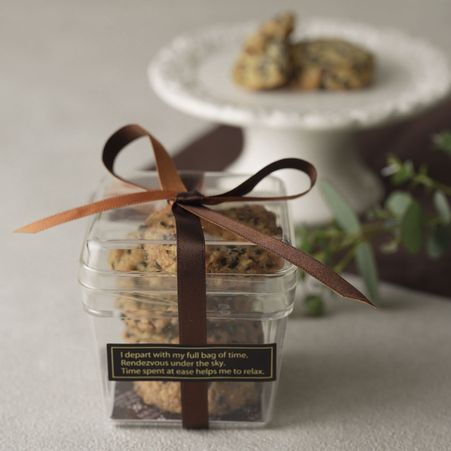 ゴマの香ばしさがクセになる!混ぜて焼くだけセサミクッキー